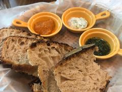 三种酱配酸面包-Mesa Madre梅萨妈妈·Bintana(国贸店)