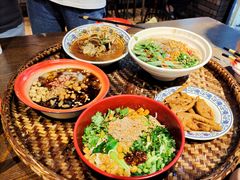 -爆炸头阿姨小四川正宗川味小吃(无任何分店)