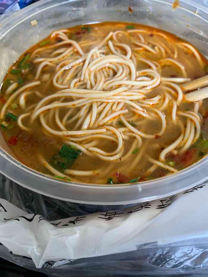 打分 不想说话…打包了香辣牛肉面 连一块小牛肉都没见到…… 在店吃