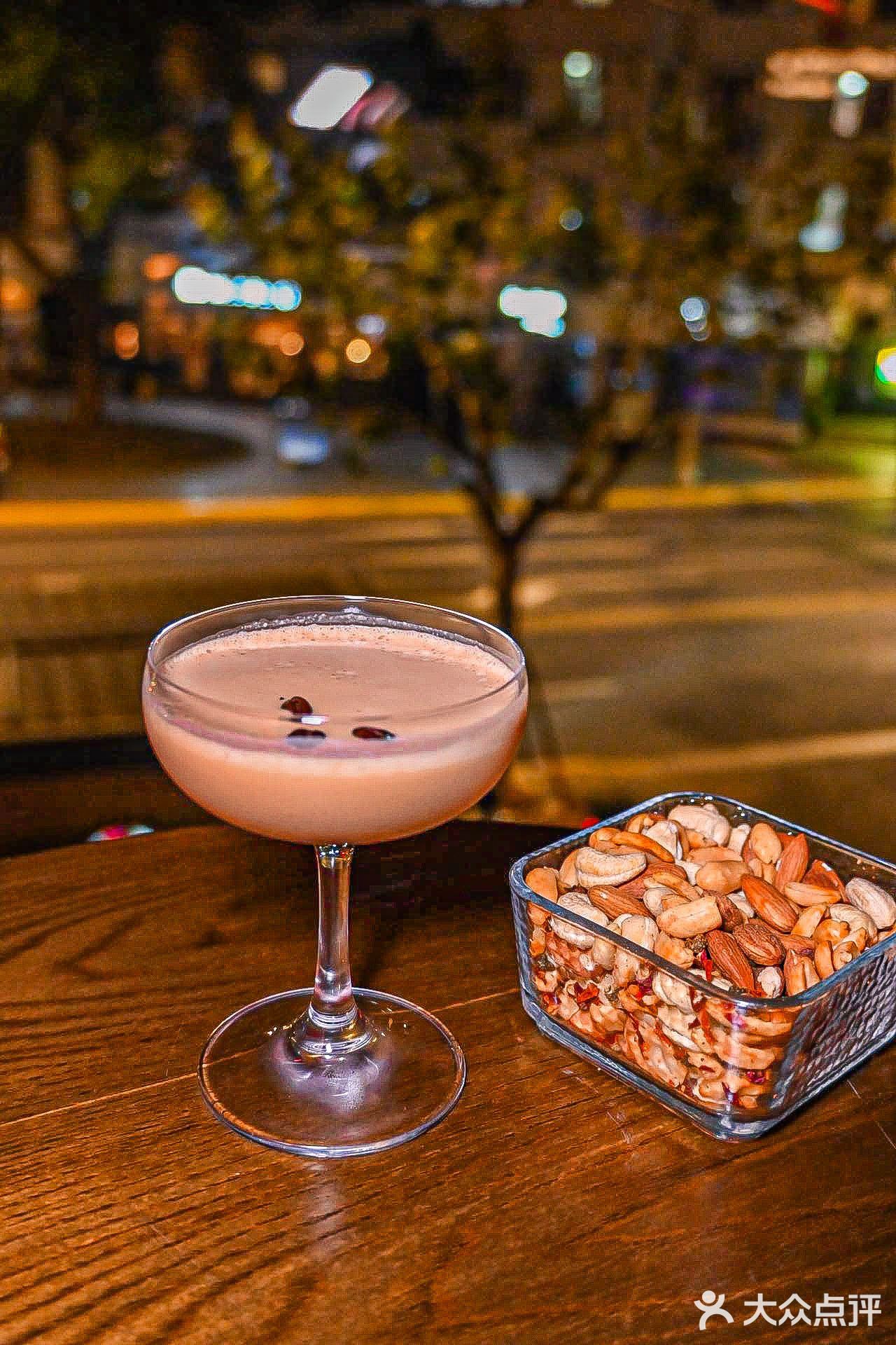 淮海中路上的这家bar，白天是咖啡店，夜晚是酒吧