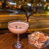淮海中路上的这家bar，白天是咖啡店，夜晚是酒吧