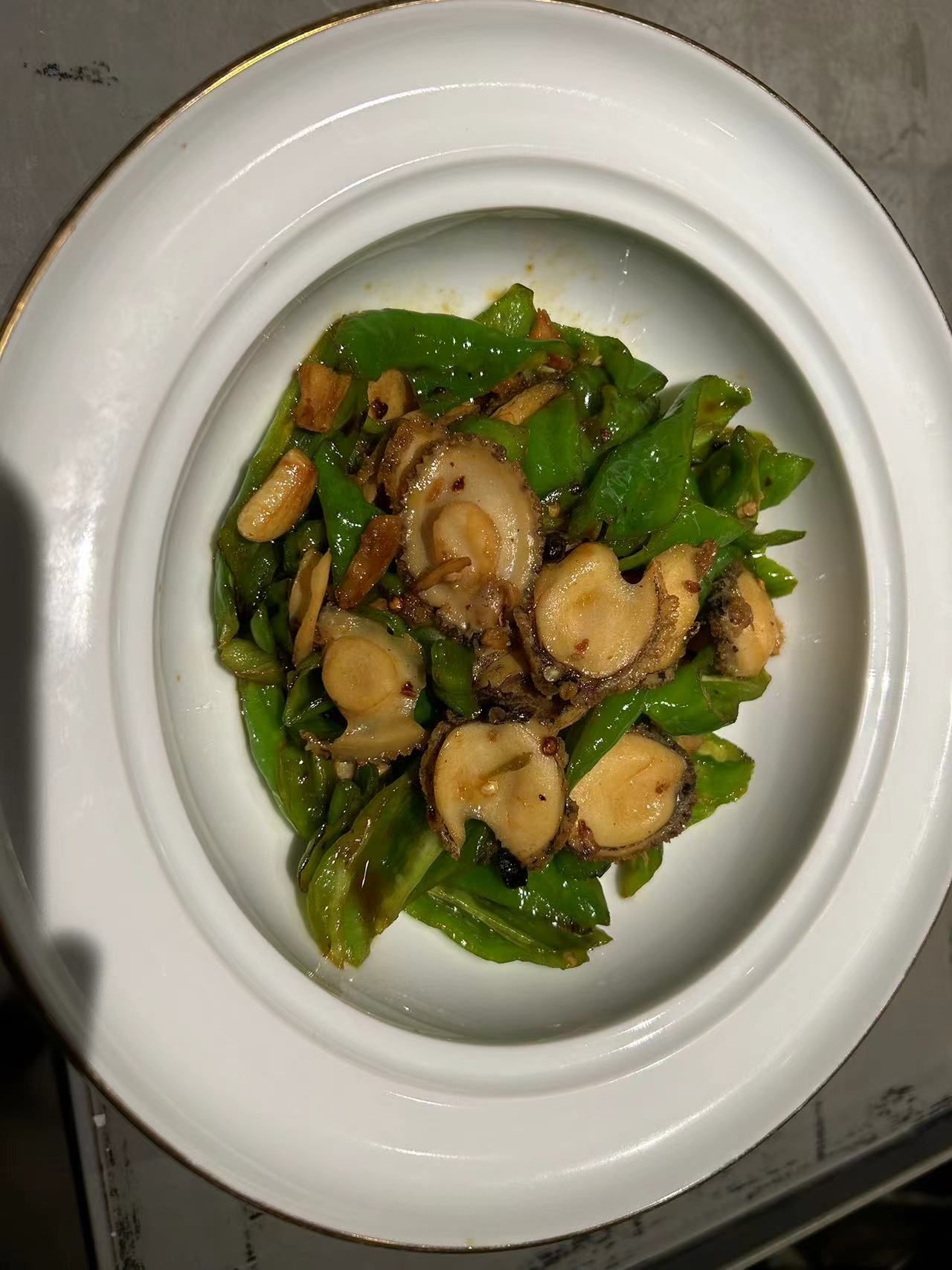 这家餐厅的生态辣椒炒鲍鱼真是超级赞!鲍鱼