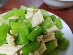 芹菜腐竹-宝瑞门钉肉饼店