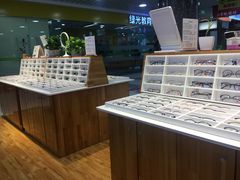 -MiRi眼镜连锁·蔡司·尼康控优点合作店(莘庄店)