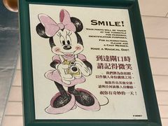 -小镇影院迪士尼小熊Duffy与他的朋友合影地