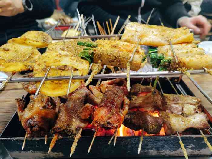 绿地三只羊羊肉串(幸福路店)-"妥妥的网红店,刚到饭店已经需要排队了