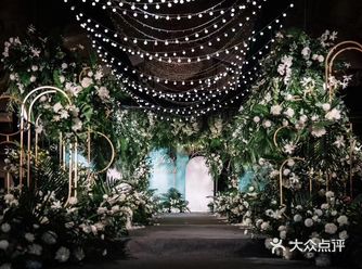 清晨的花园奏响美妙的琴声，传说Phoebus掌管光明