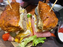 双蛋指椒牛肉汉堡-魏斯理汉堡(西安沣东吾悦店)