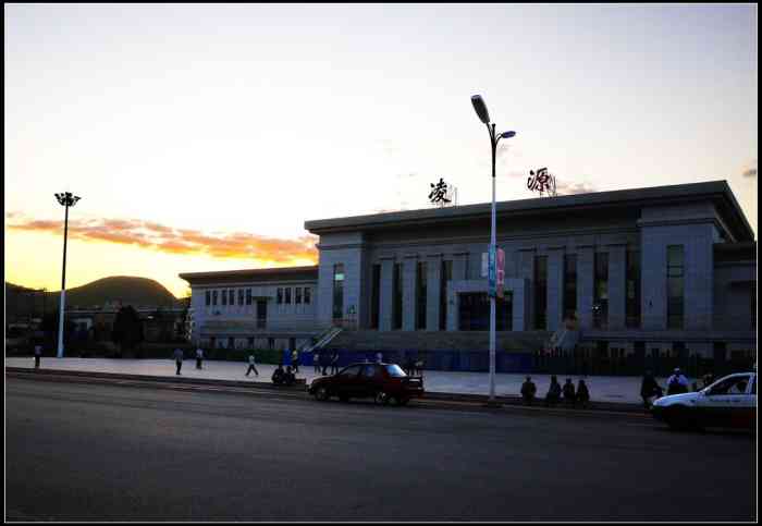 牛河梁站-"牛河梁站是京沈高铁的一个中间站,位于辽宁.