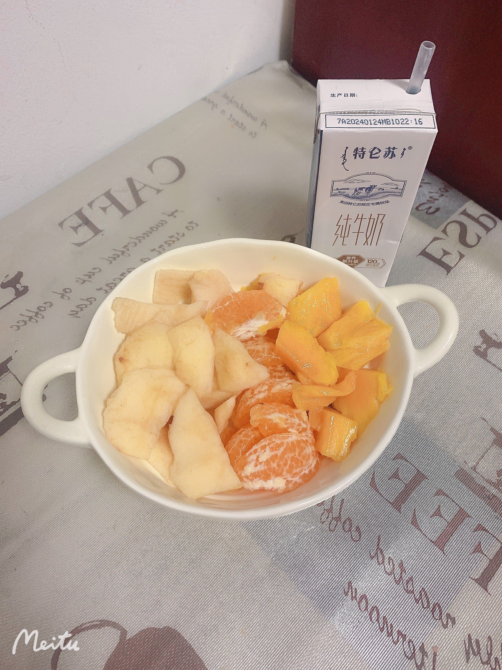 晚饭后,吃的苹果,橘子,芒果,一盒牛奶