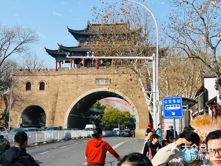 今天站在古城墙登高望远武汉三镇