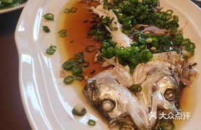 Steamed Big Silver Carp with Green Onion and Pepper