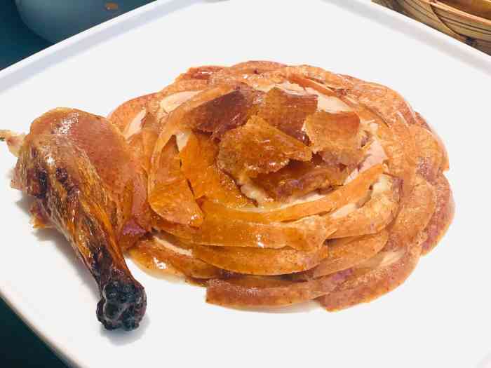 荣记烤鸭(凤城十路店)-"两个人团购了半只鸭子,赠送了一个木耳桃仁.