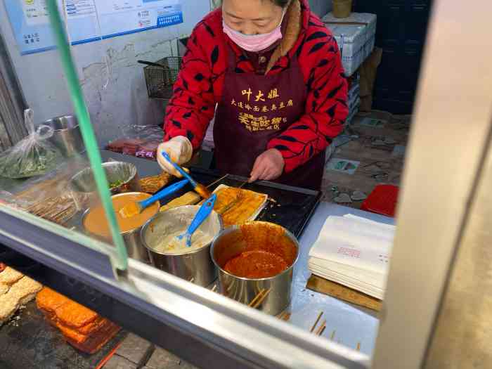 叶大姐大连冷面卷臭豆腐"算是彩电塔夜市的网红小吃吧,价格不贵.排.