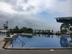 室外游泳池-上海滴水湖皇冠假日酒店