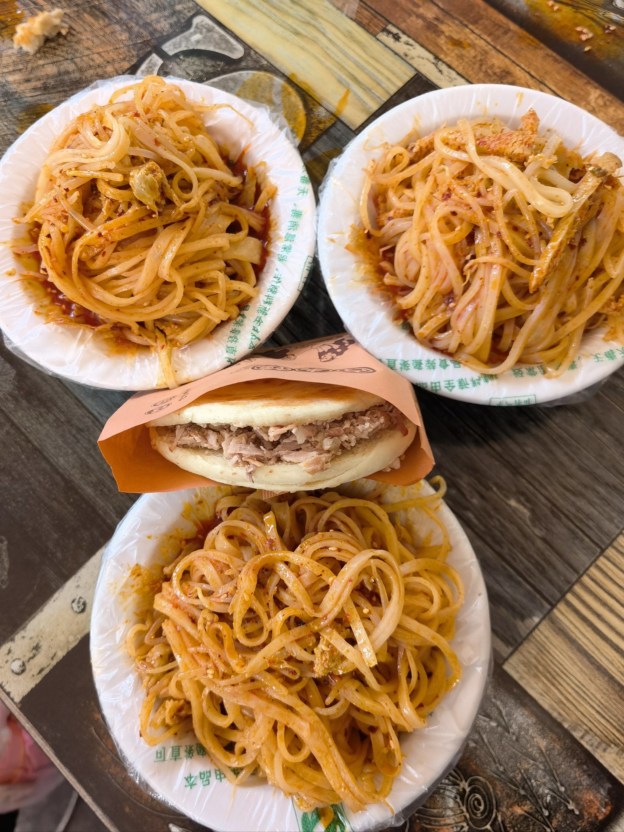 从西安到咸阳去看咸阳老糖酒文创小镇,听说这家凉皮店很火!