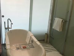 -上海滴水湖皇冠假日酒店