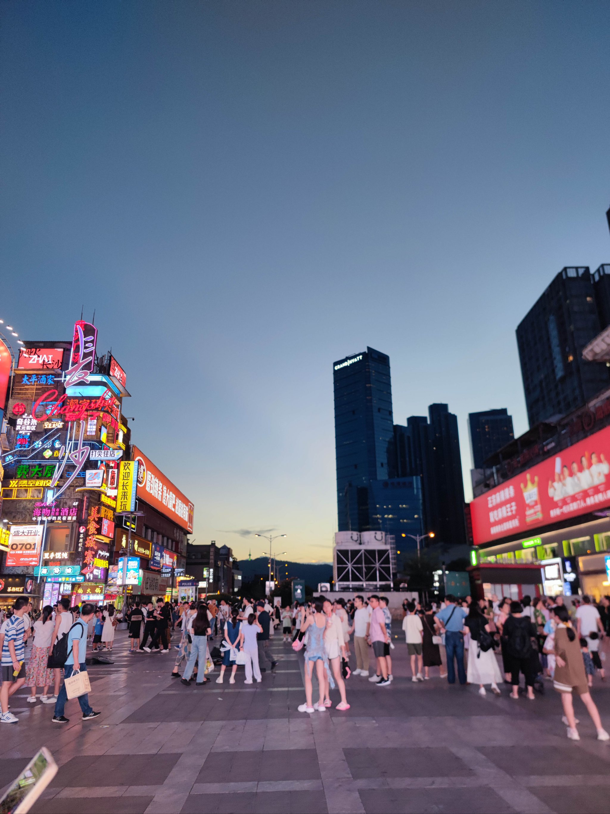 热闹的街景 真实图片