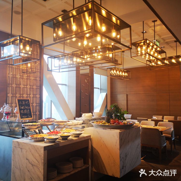 最好提前预定。收餐盘的小哥哥，很及时的会把空餐盘拿走