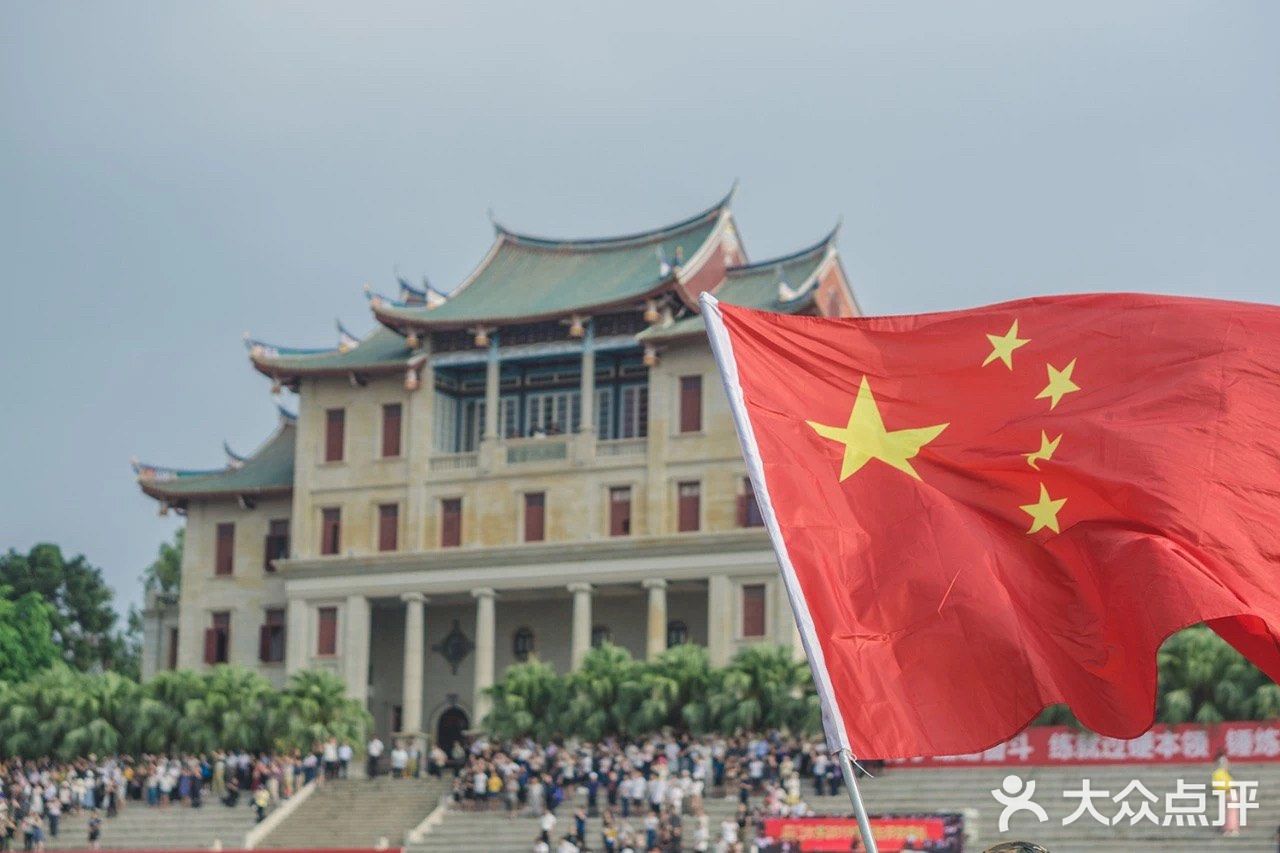 厦大开学第一天，上弦场万人大合唱、传国旗！