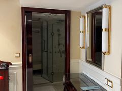 -深圳富苑皇冠假日套房酒店