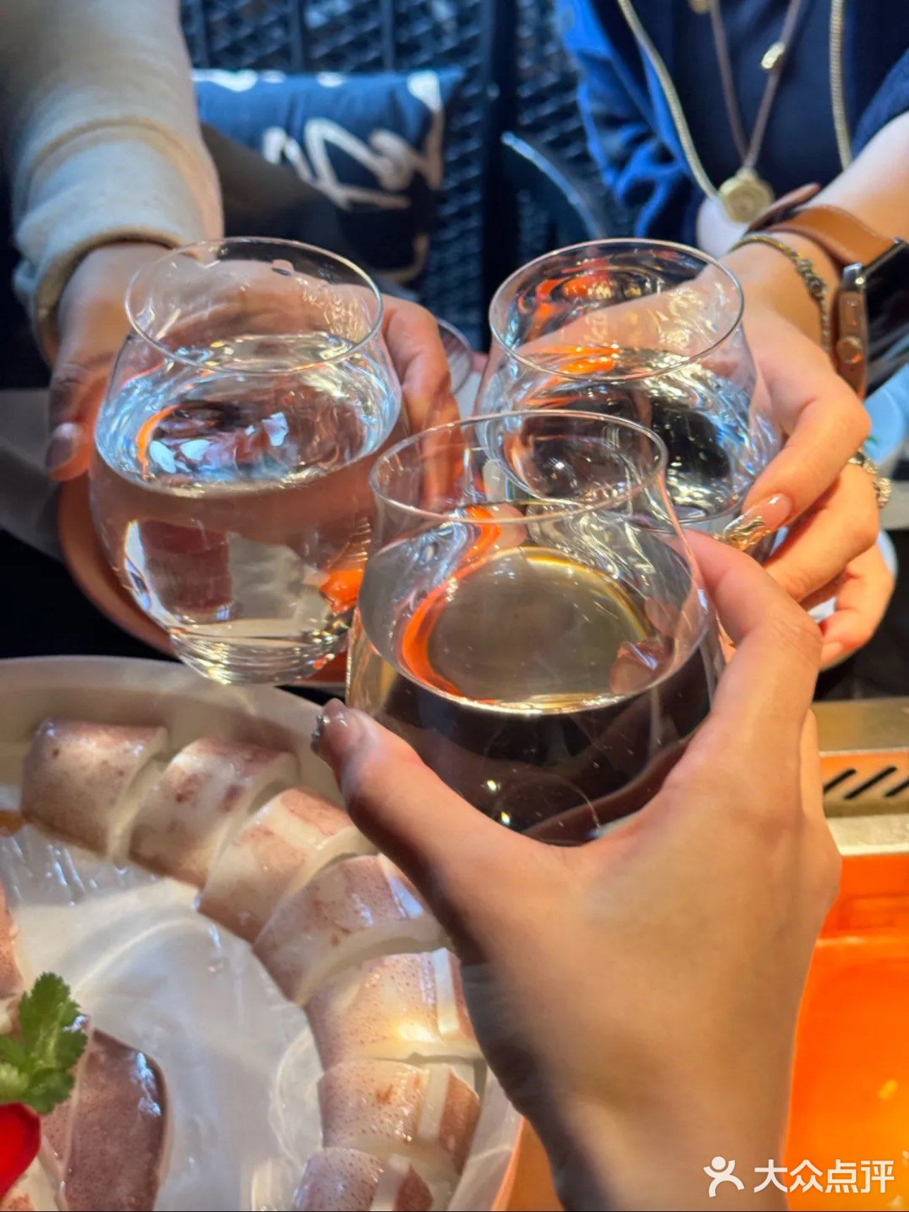 招牌牛油锅底一端上来，红亮的牛油块看着就超带劲