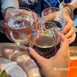 招牌牛油锅底一端上来，红亮的牛油块看着就超带劲