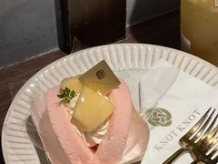 白凤桃乌龙抱抱卷-KNOTKNOT珞珞·日式甜品(K11店)