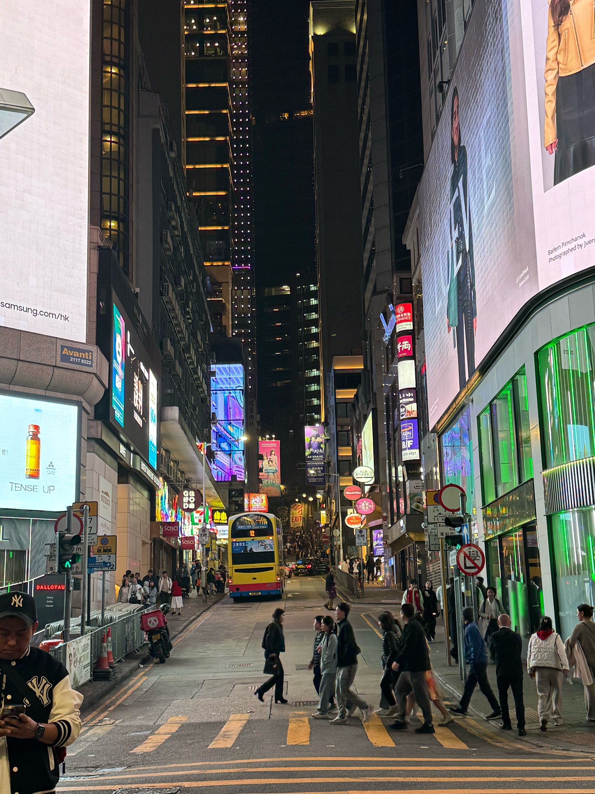 夜晚的繁华街头