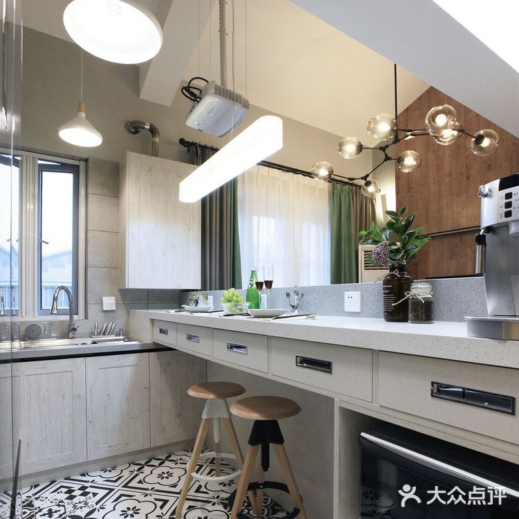 业主新婚在即，这是一套顶楼带阁楼的老公房改造