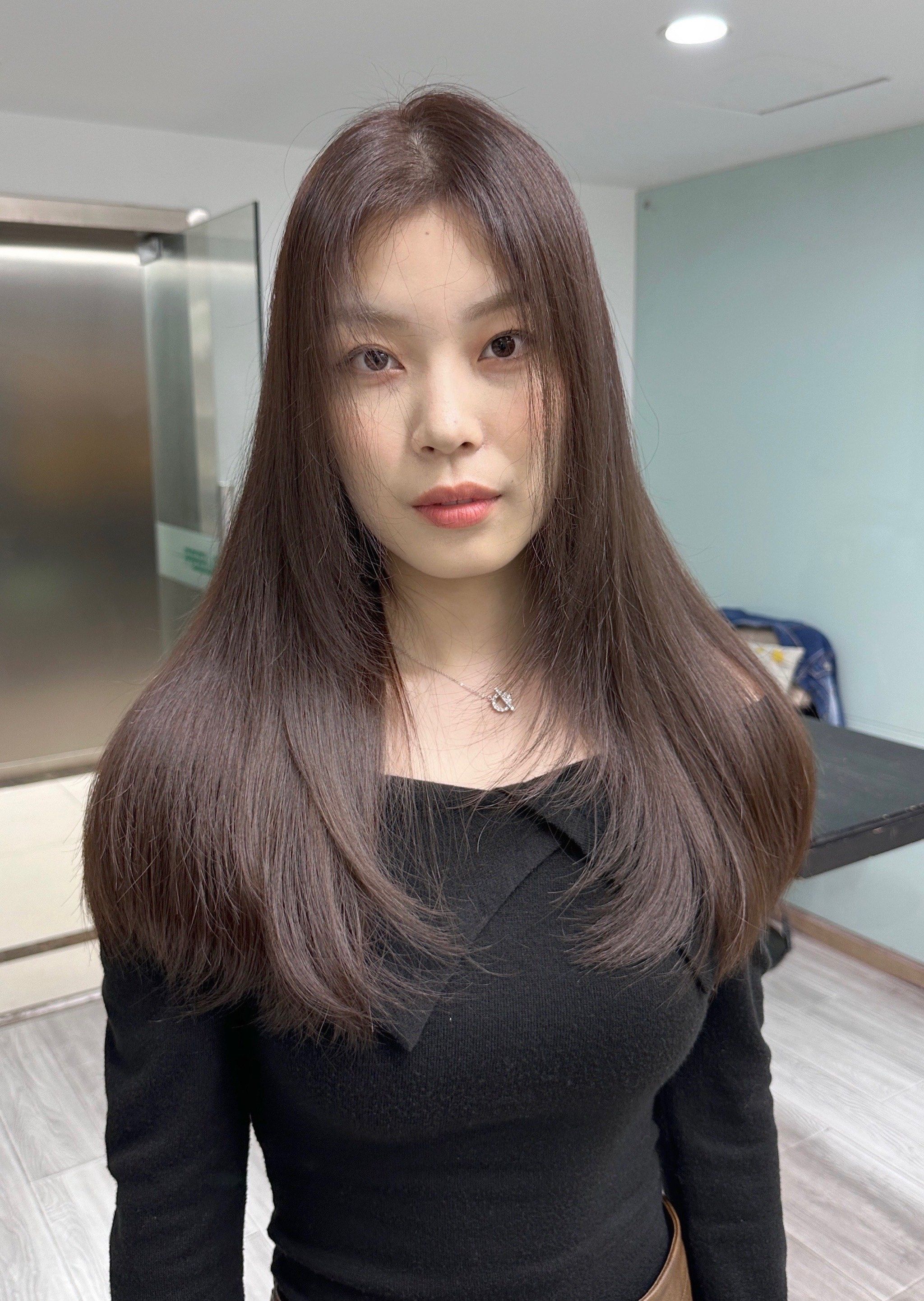 染完非常显白的巧克力色
头发会显得非常有质感不毛躁
简直是两截