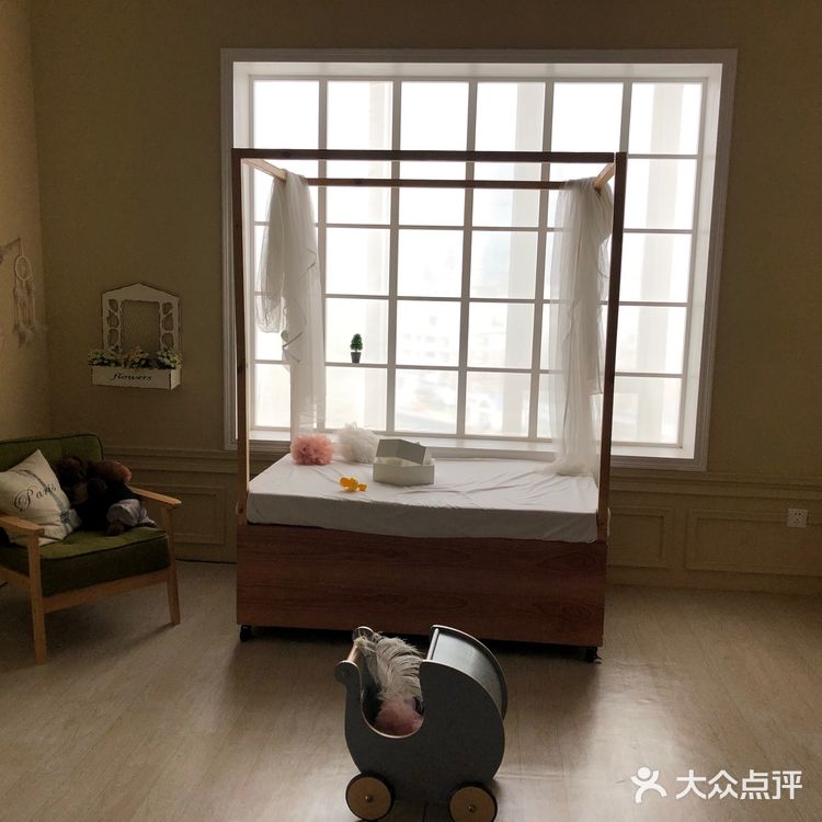 店铺主打儿童+孕妇+全家福的摄影 环境属于工业风