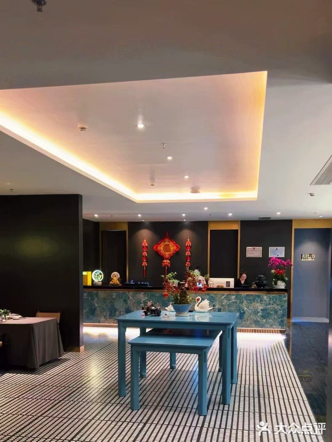 樽汇餐厅提供了一系列精致的菜品。热腾腾的酸辣汤