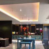 樽汇餐厅提供了一系列精致的菜品。热腾腾的酸辣汤