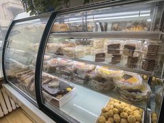 面包甜点陈列柜-玛尔哈巴·塔塔尔糕点(华侨小区店)