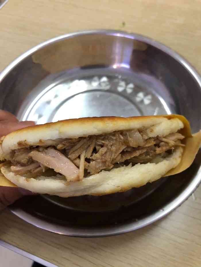 有点小辣,但也很开胃.配上酸梅汤,刚好解外卖肉夹馍外卖肉夹馍图片