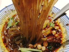 大勺肉酱酸辣粉-遇见小面(凯德广场店)