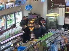 零售区-全家便利店(襄阳南路店)