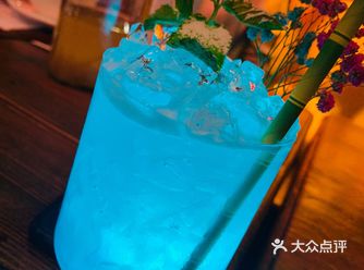 氛围很好,有吃有喝有歌听