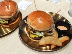 焦糖烤菠萝牛肉汉堡-魏斯理汉堡(西安沣东吾悦店)