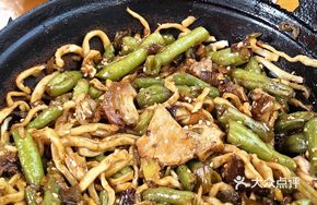 Braised Pork and Green Beans Noodles