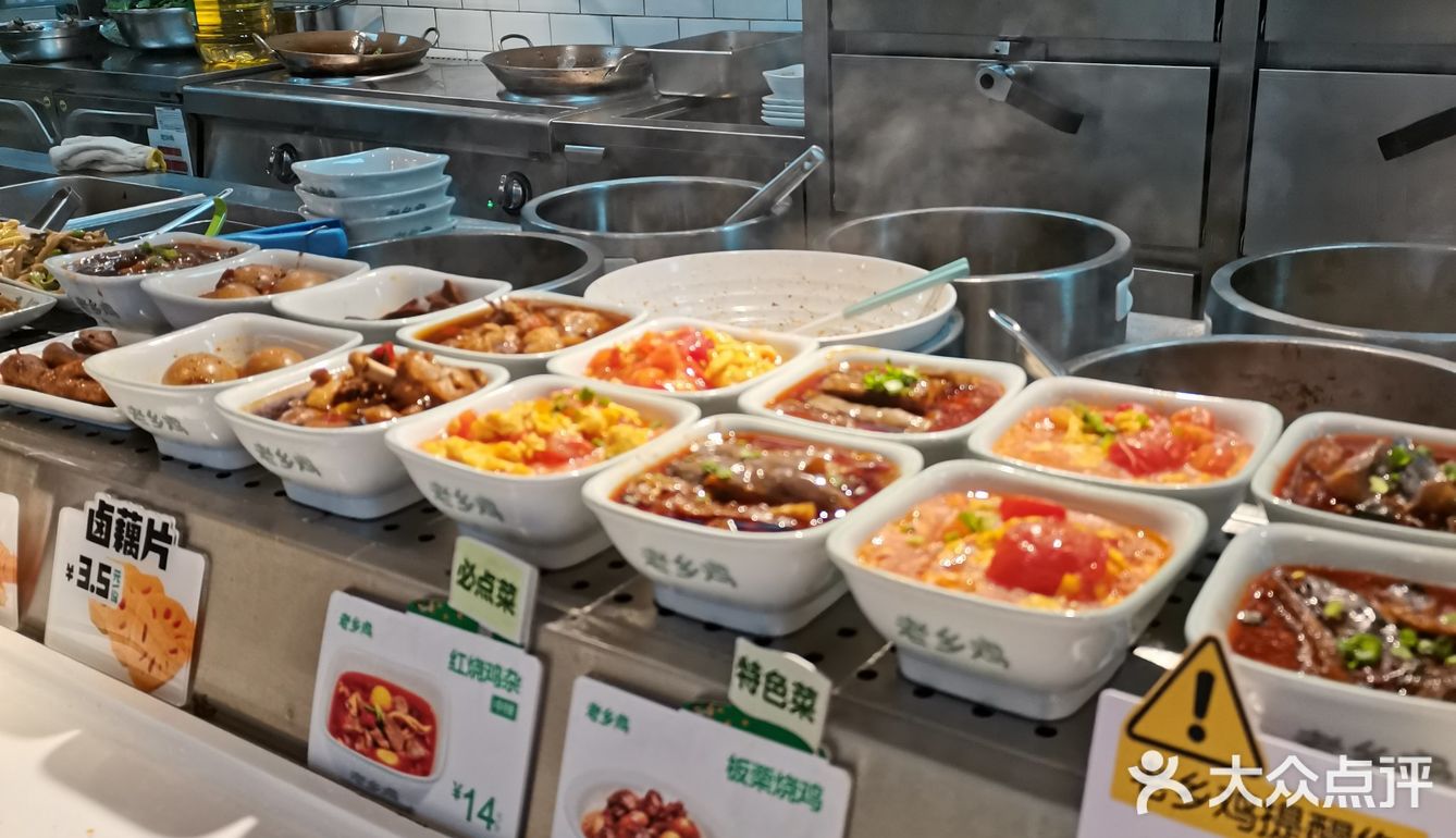 店铺就在循礼门轻轨站站台下面，非常好找
