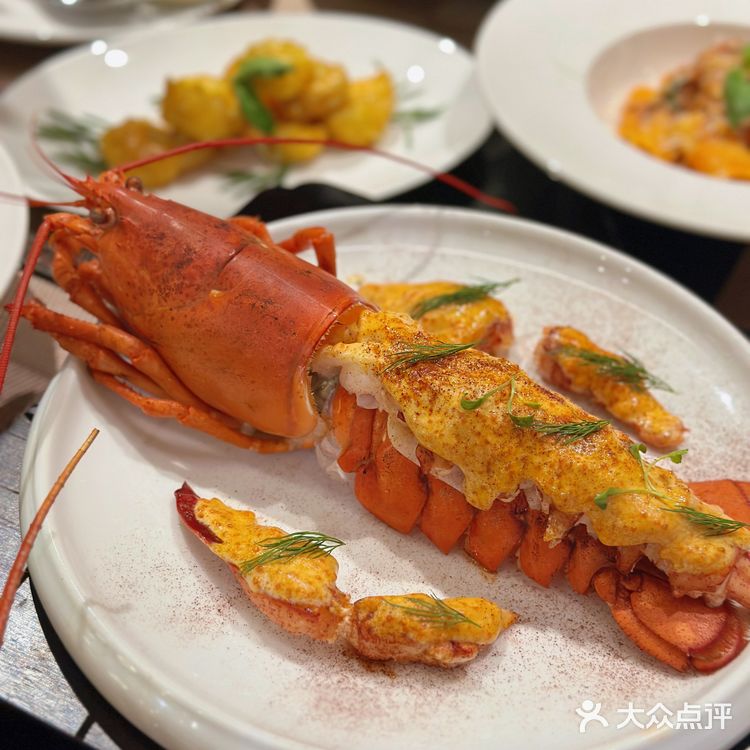 济南东边新开的一家高级西餐厅氛围感十足