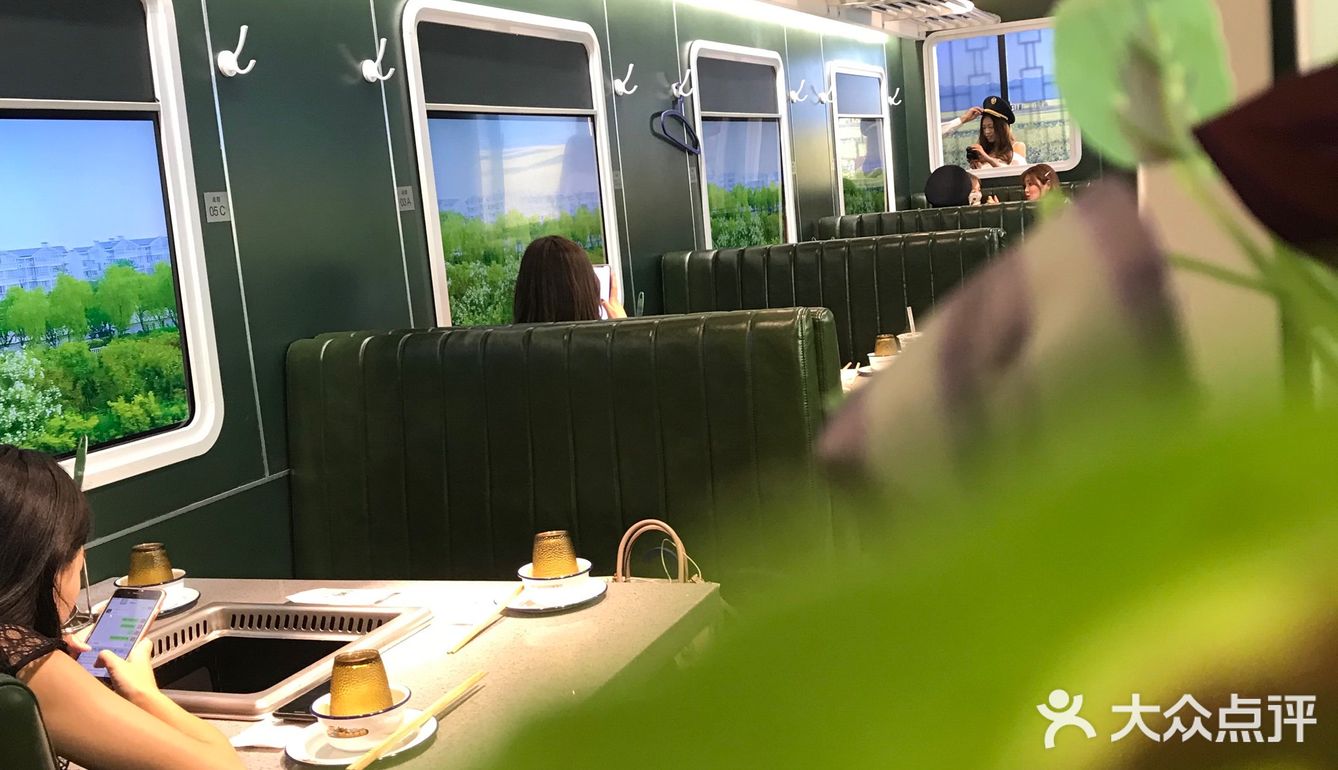 打卡‖绿皮车主题火锅店