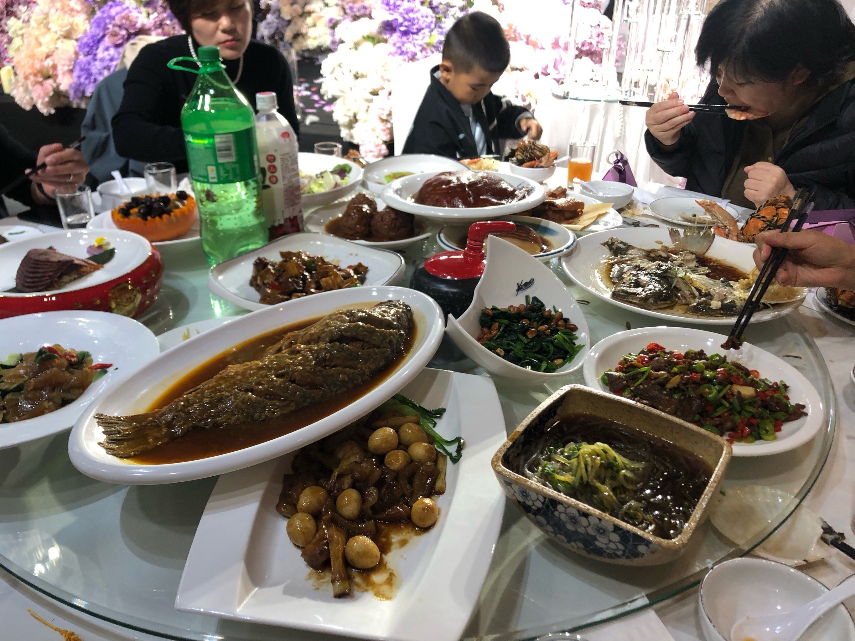 各色菜肴齐上阵婚宴菜真多22道菜[强][强][强]