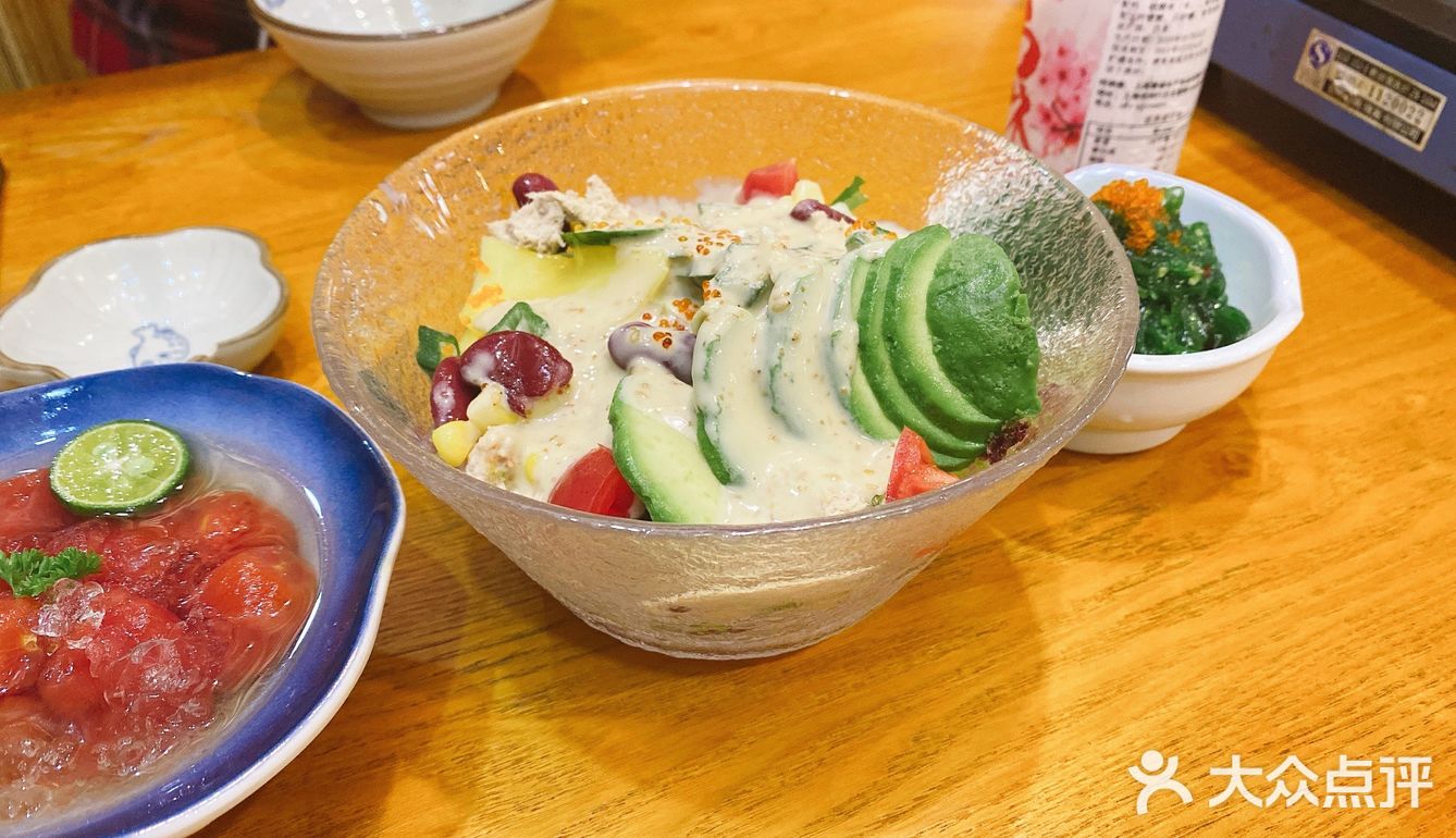 服务：服务生都蛮好的，上菜也很快速