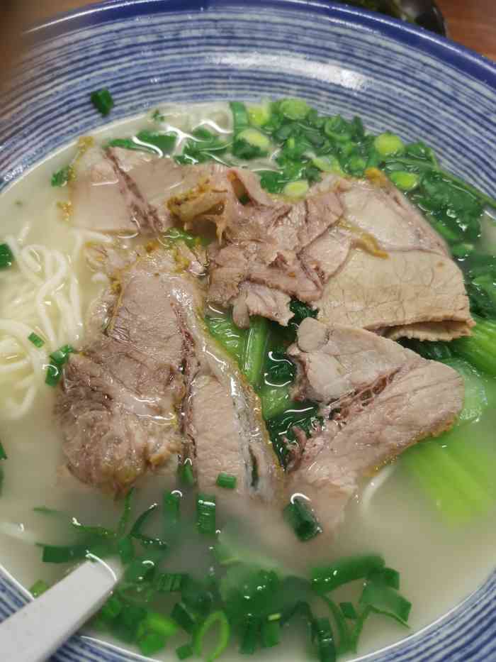 顶牛牛肉面-"这家店开了很久了 里面的凉拌菜很好吃 面.