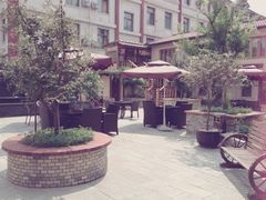 红墙酒店大院内-红墙花园酒店