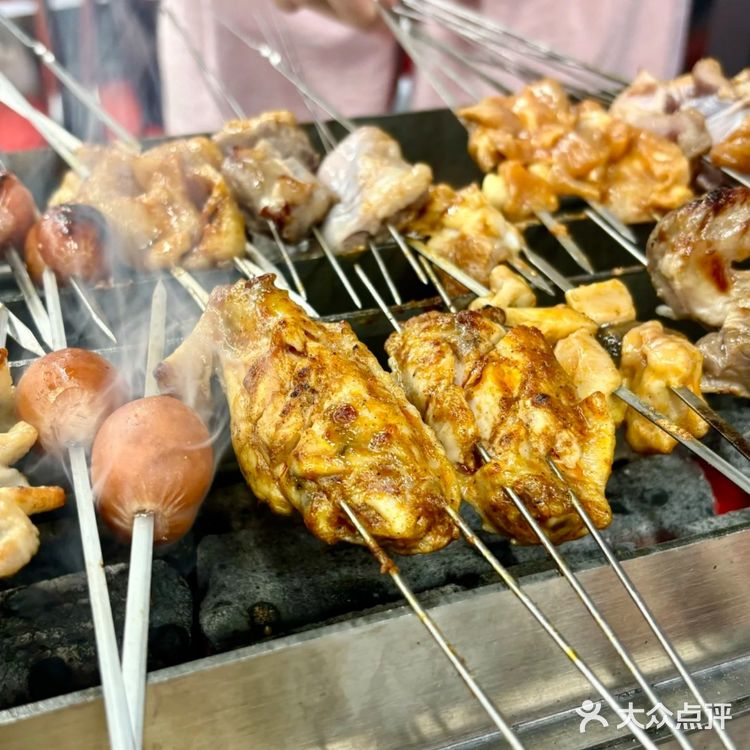 “烟火气中烧烤聚会的乐趣与美味共享”