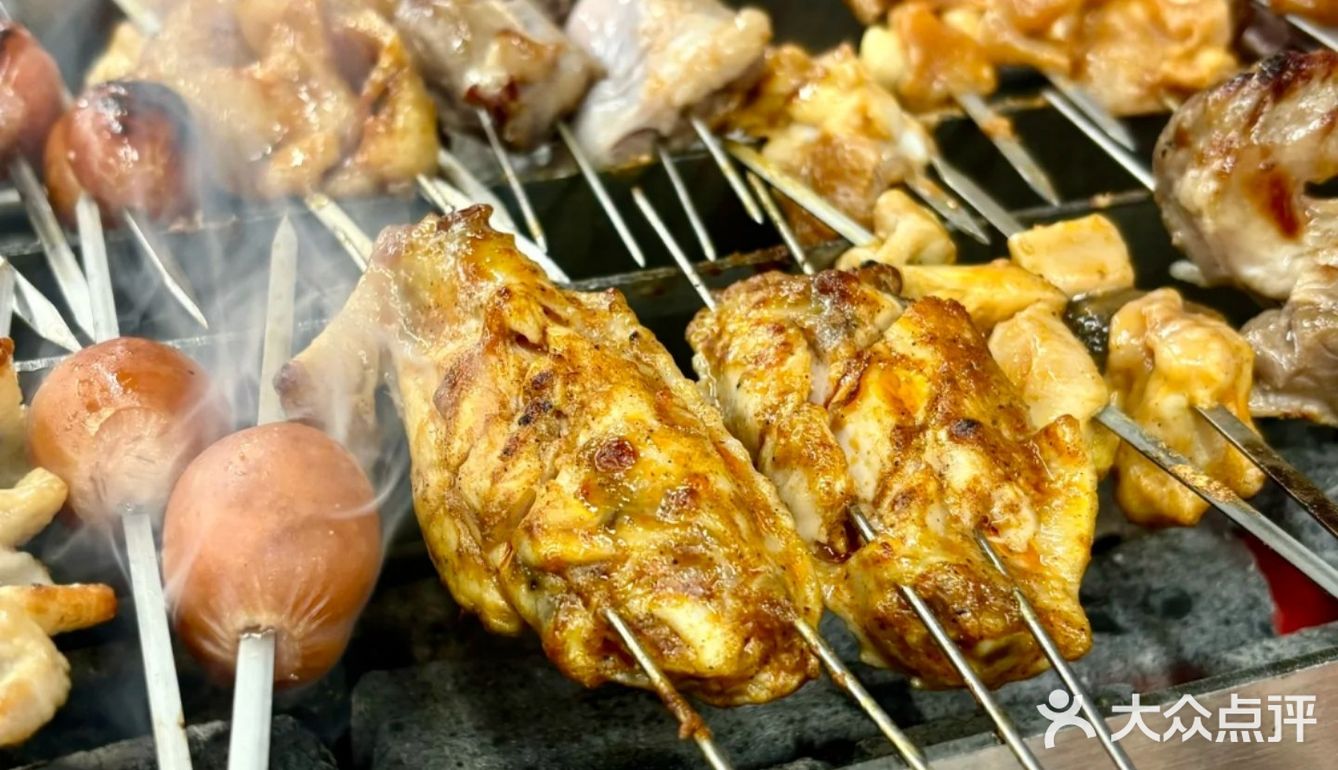 “烟火气中烧烤聚会的乐趣与美味共享”